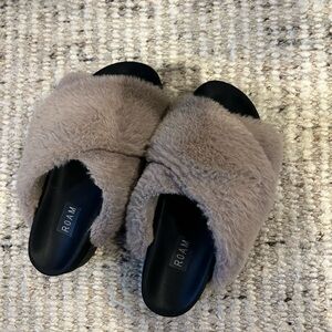 ROAM Women's Cozy Tan Furry Slippers